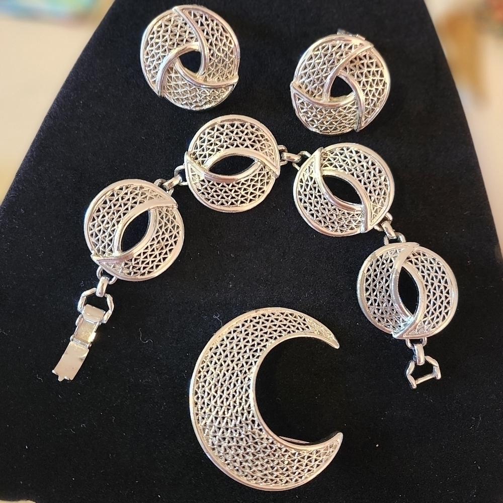 Vintage sarah coventry  Silvertone Jewelry Set